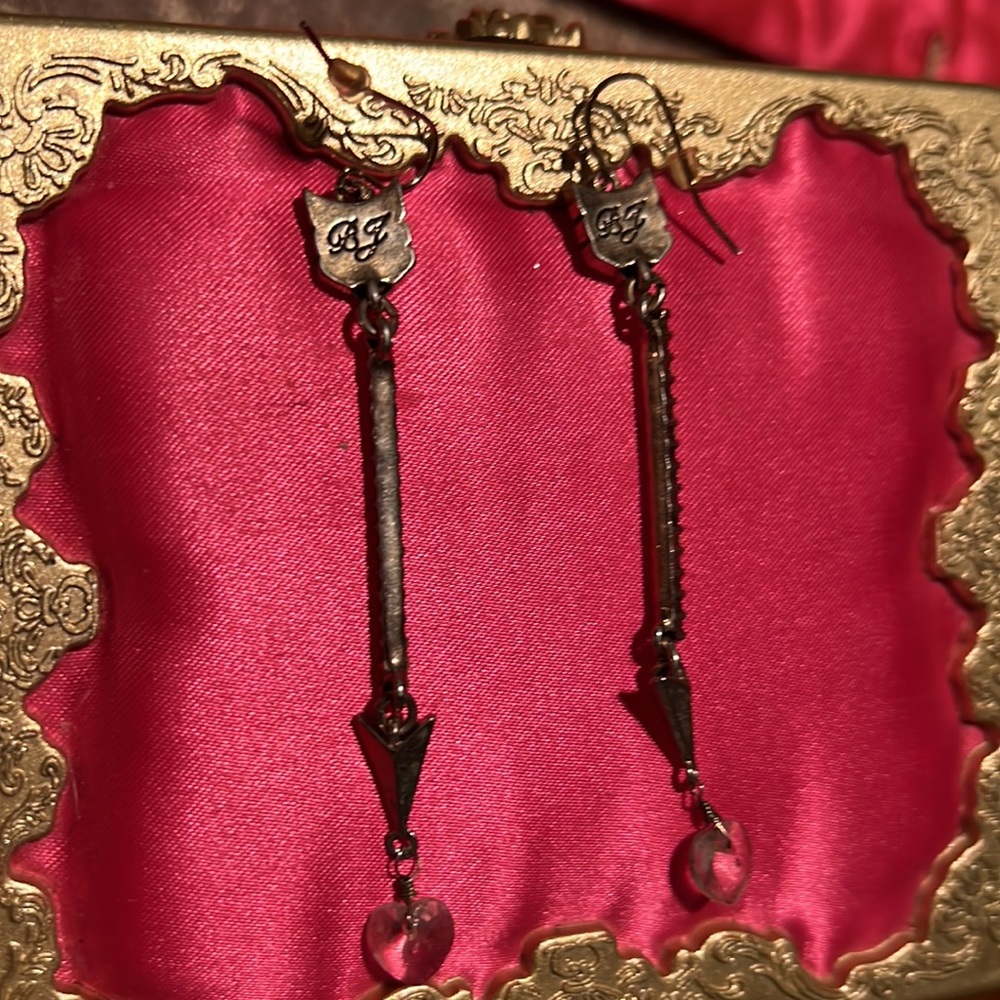 Betsy Johnson Arrow Heart pierced Earrings - Picture 8 of 8